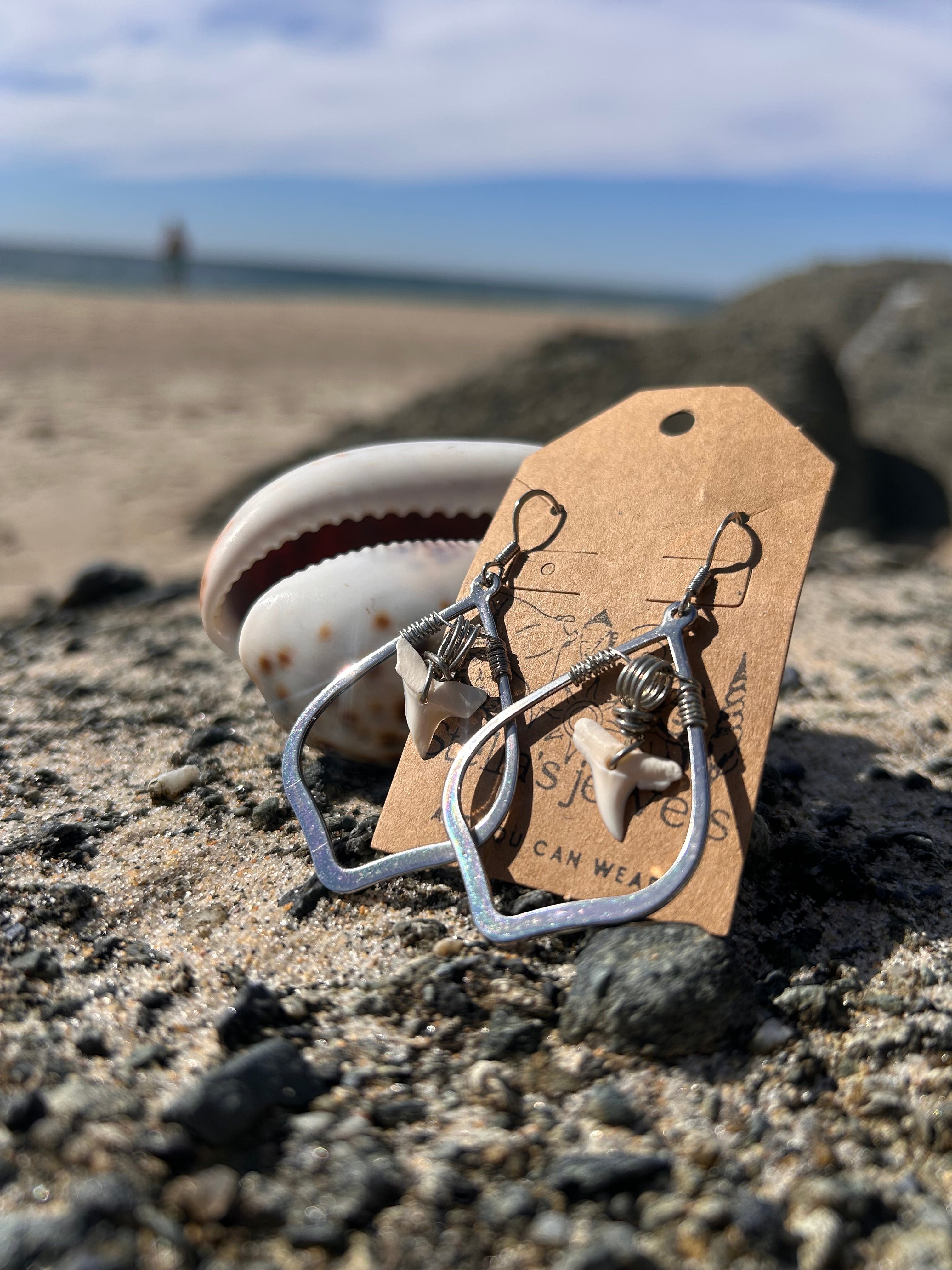 Shark tooth teardrop earrings (silver)