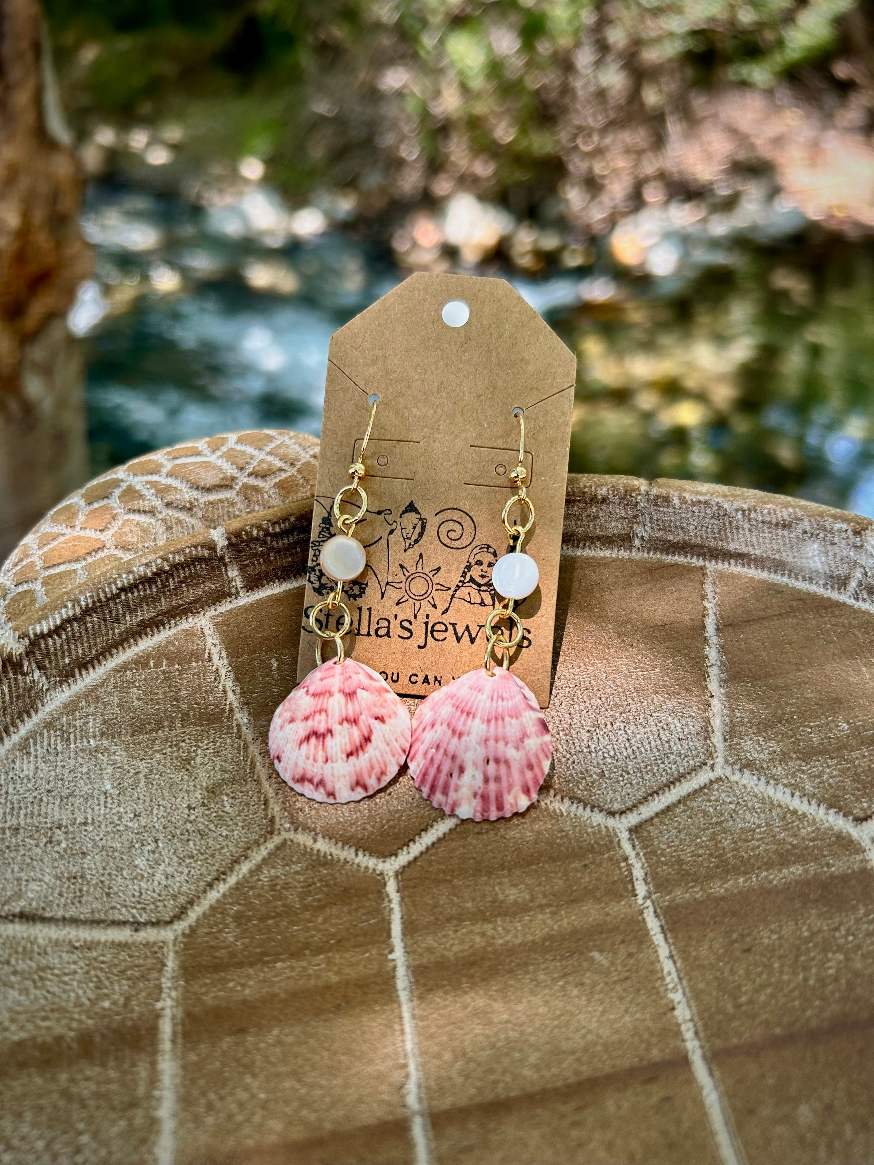Rosey calico shell earrings (gold)